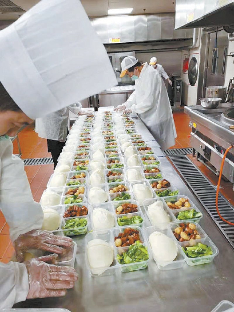 在竞争激烈的餐饮市场中，如何确保团餐配送的高效与精准成为了许多企业的必修课。团餐配送不仅是企业形象的一部分，更是客户满意度的重要来源。今天，我们就来对比分析一下市面上两种主流的团餐配送方案——传统配送和智能管理系统，并找出各自的优劣势。